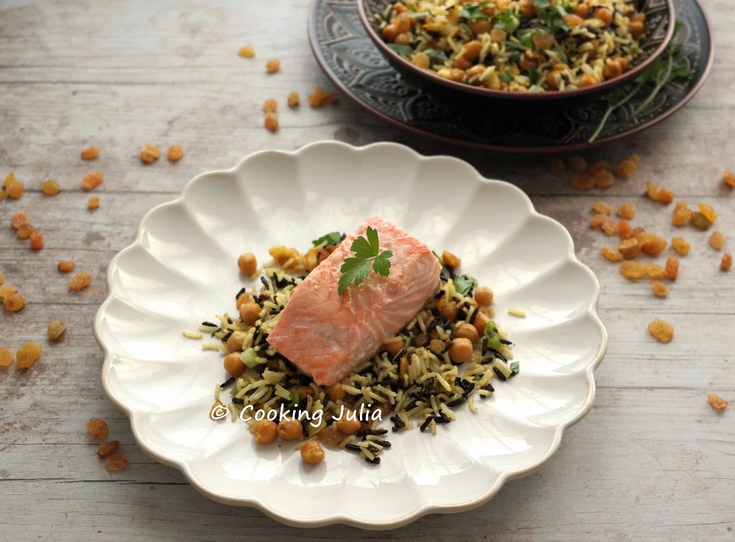 SAUMON ET SON DUO DE RIZ AUX POIS CHICHES ET RAISINS SECS D&rsquo;OTTOLENGHI