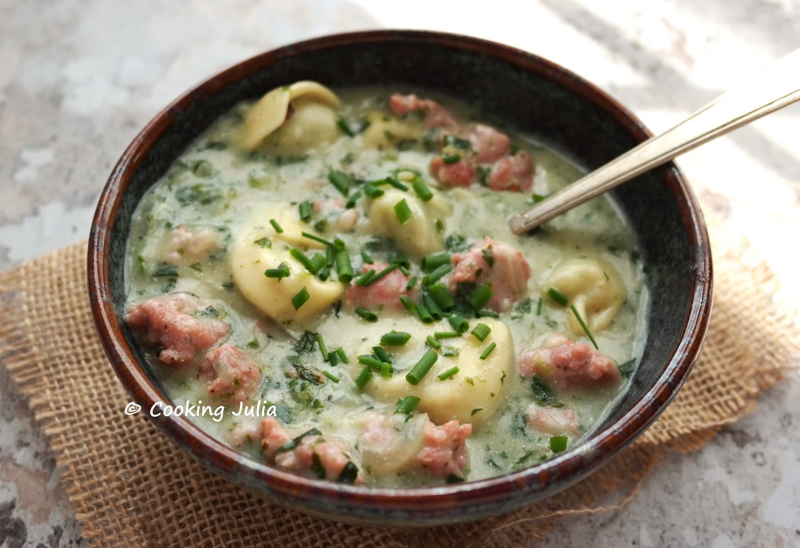 SOUPE DE TORTELLINI À LA SAUCISSE ET AUX ÉPINARDS