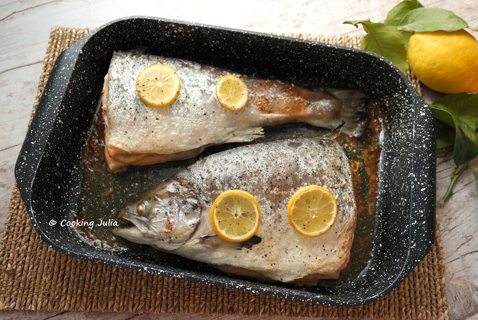 Poisson en papillote cuit au four avec citron, idéal pour cuisiner sainement et recettes de poisson savoureuses.