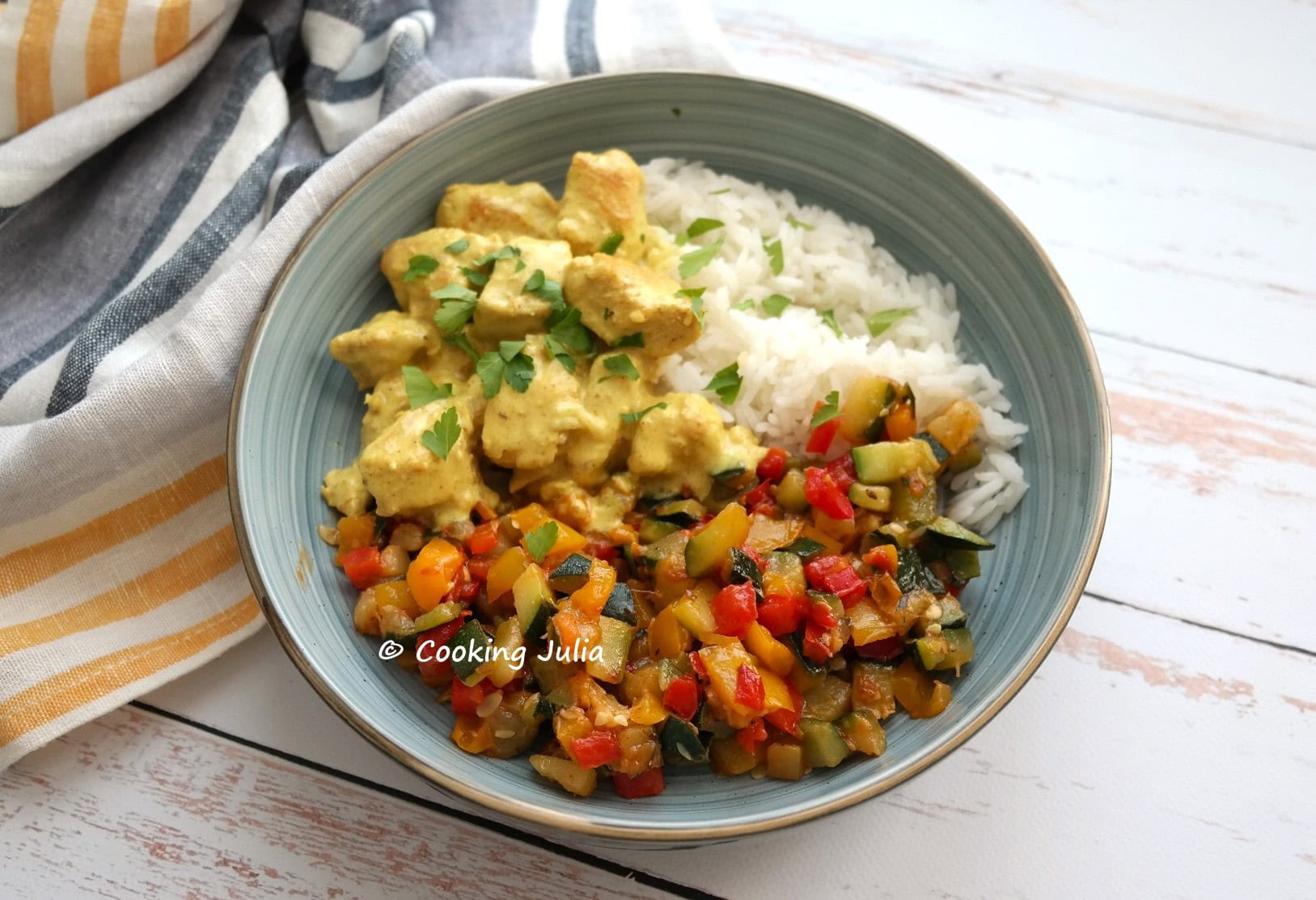 POULET AU CURRY, LÉGUMES D&rsquo;ÉTÉ ET RIZ