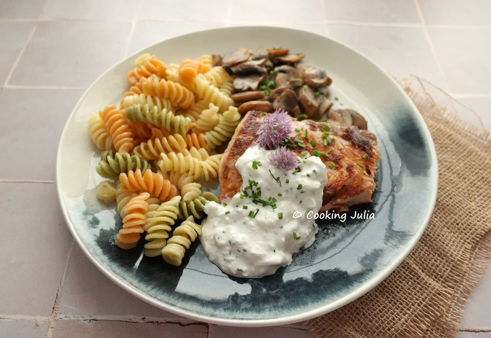 SAUMON RÔTI SAUCE STRACCIATELLA, PÂTES ET CHAMPIGNONS