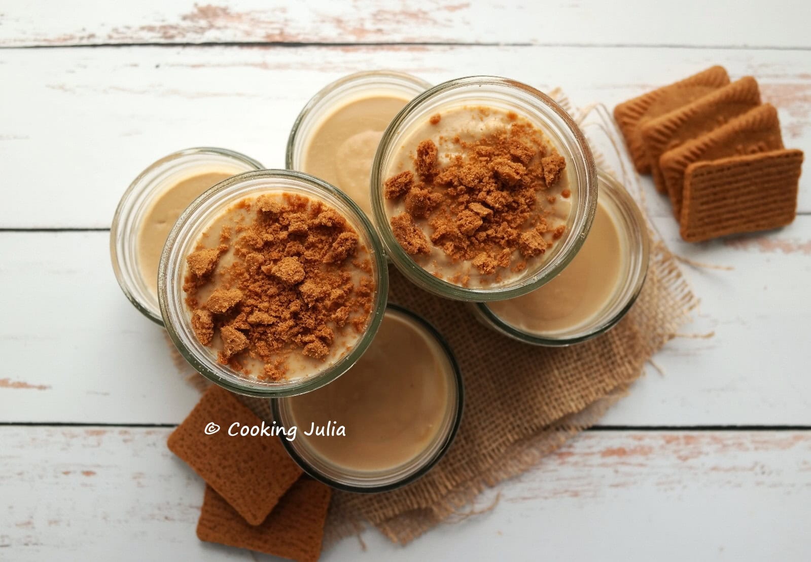 Crème dessert caramel à base de vanille avec biscuits spéculoos.