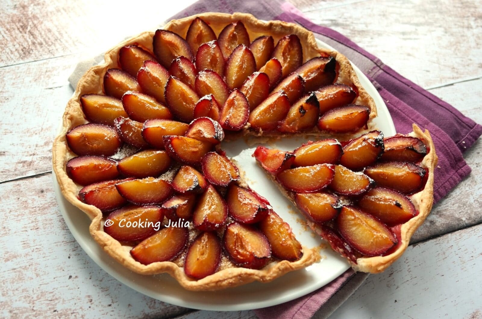 Tarte aux prunes rouges et poussière de lune