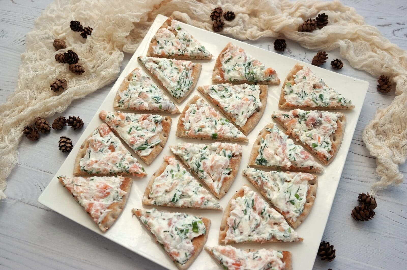 Triangles de pain polaire au saumon fumé et à l'aneth