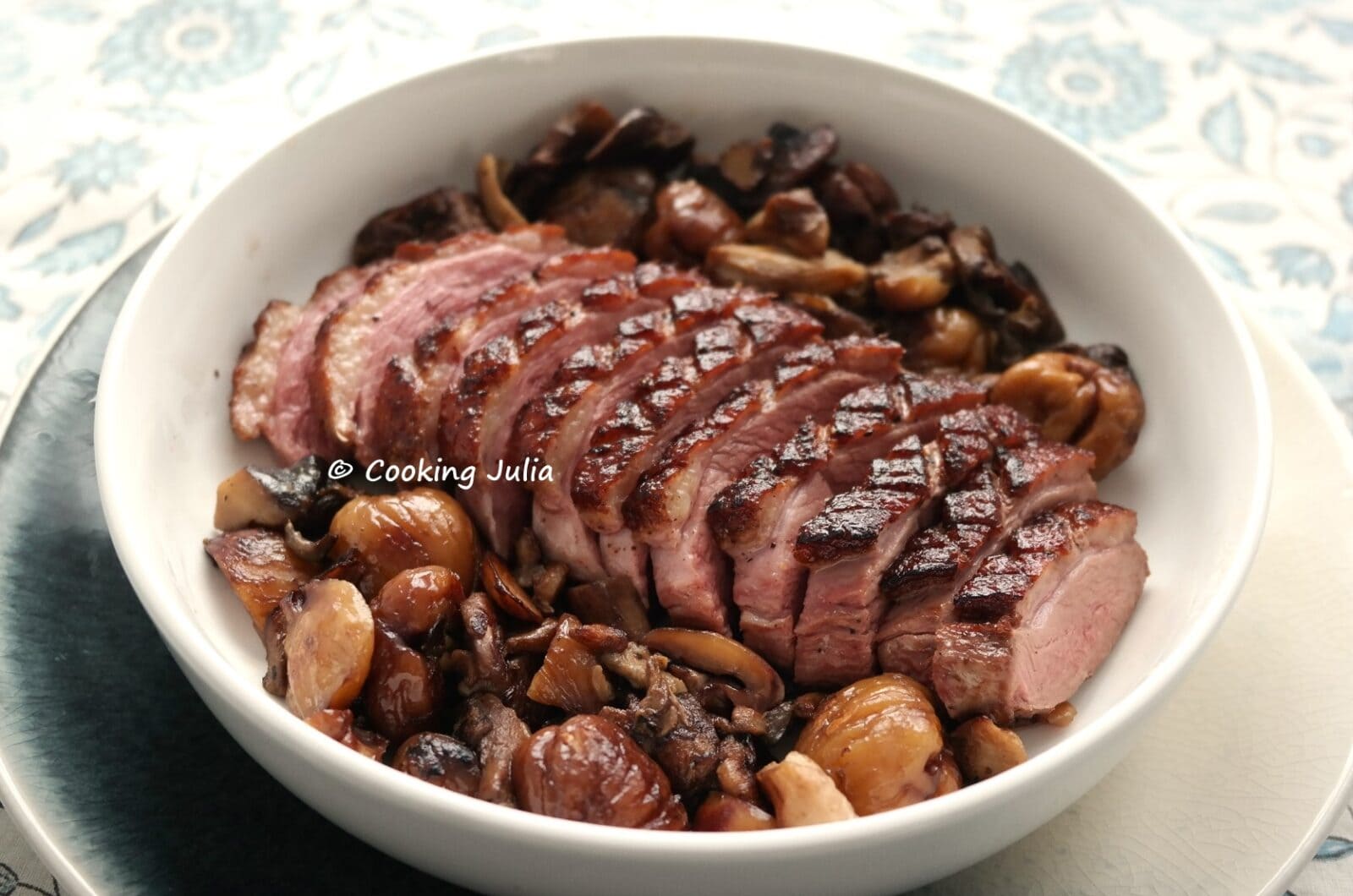 Magret de canard aux marrons et champignons des bois