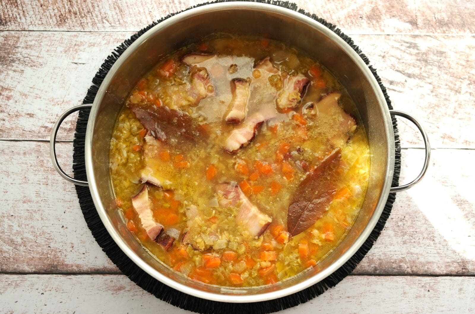 Soupe québécoise de pois jaunes au lard