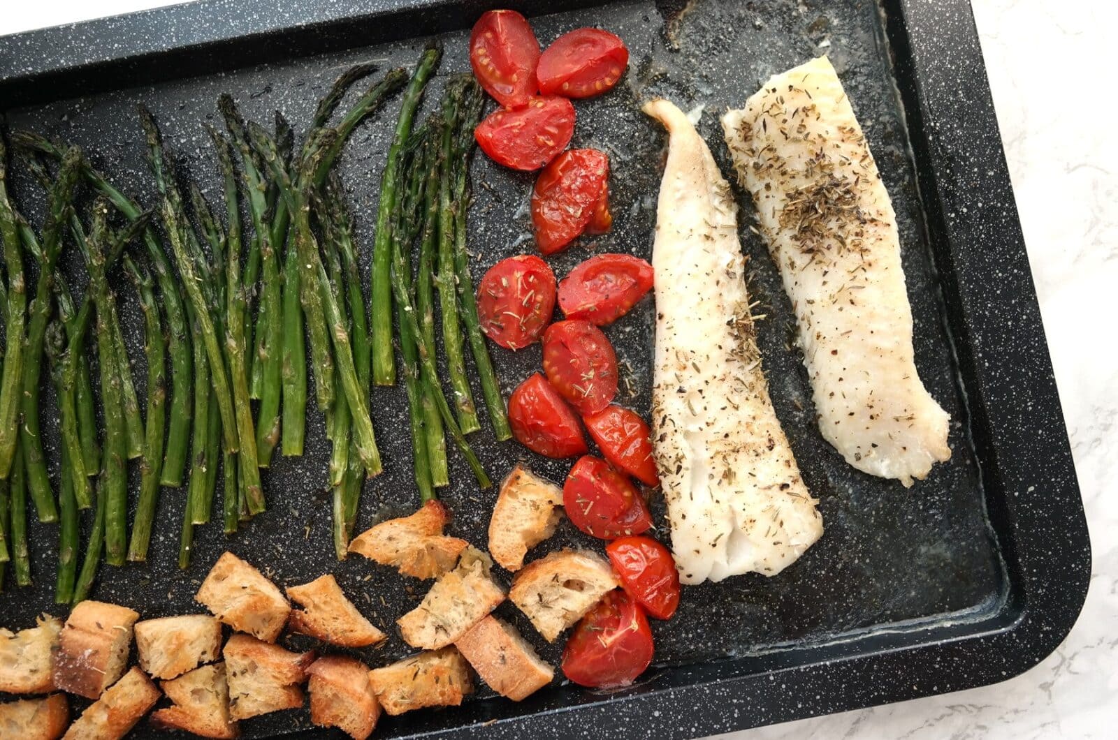 Filet de julienne aux asperges, tomates et croûtons