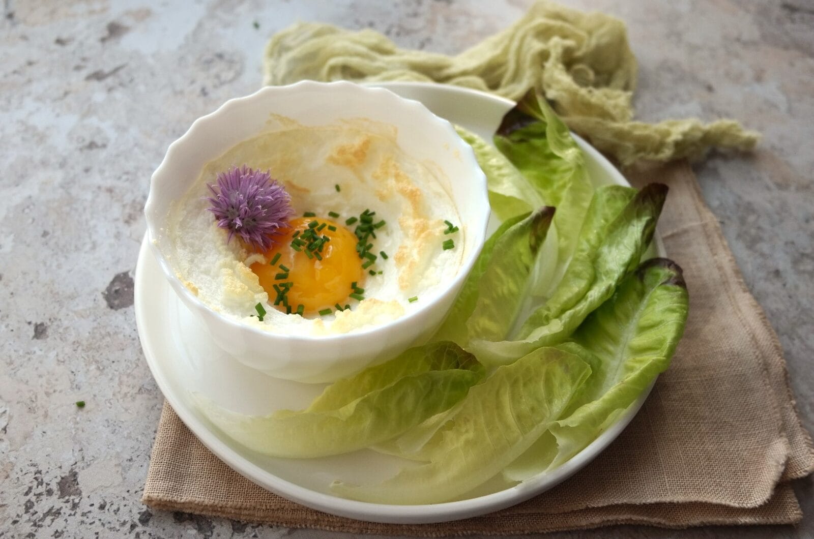 Œuf nuage (cloud egg) à la ciboulette