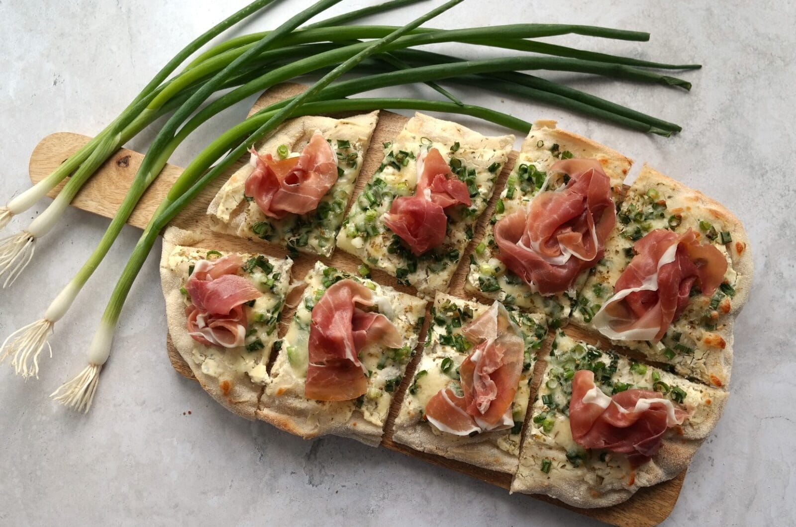 Pinsa ail et fines herbes, oignon et jambon de Parme