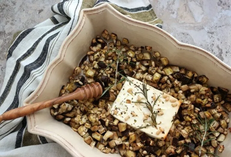 Aubergine rôtie à la feta, miel et romarin