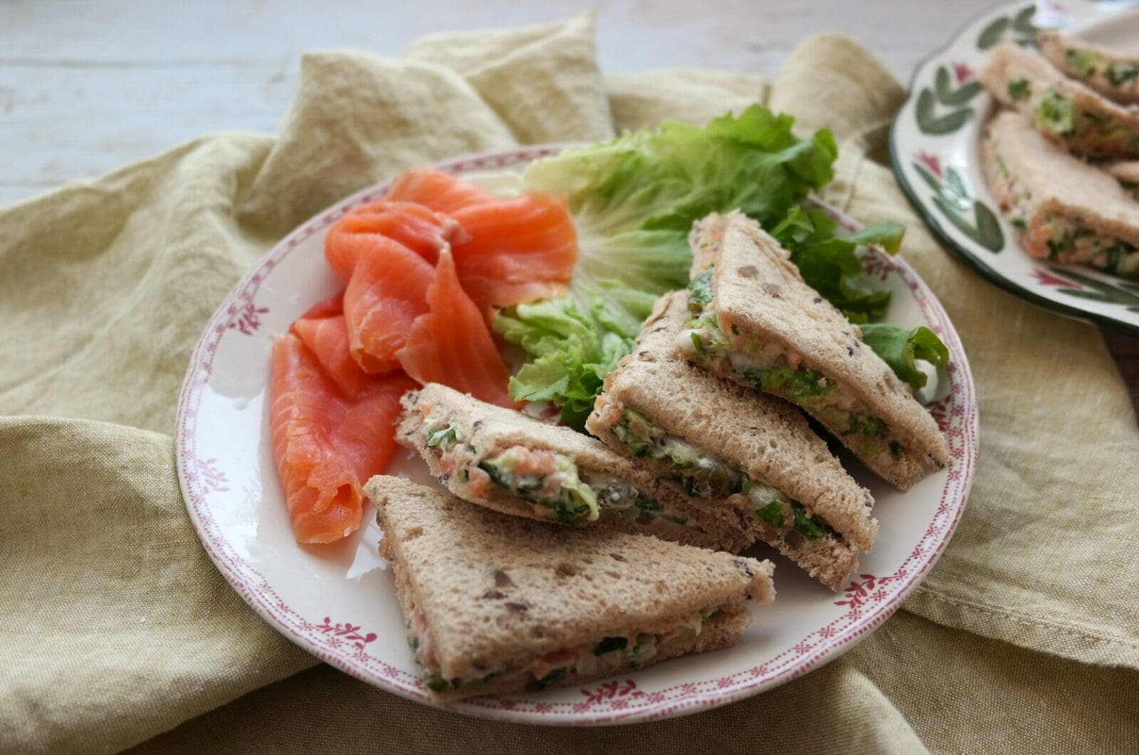 Sandwiches aux crudités et truite fumée