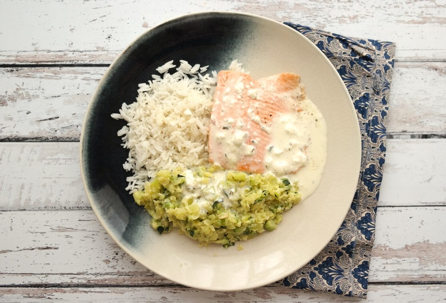 Truite aux courgettes, sauce ail et fines herbes