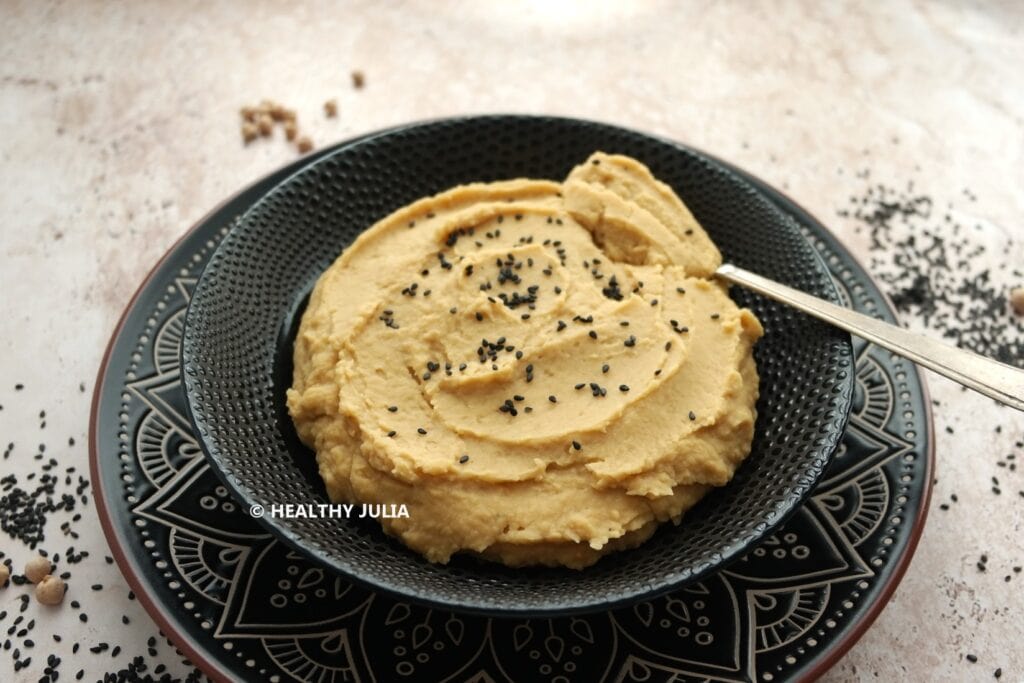 Purée de pois chiches on bol noir