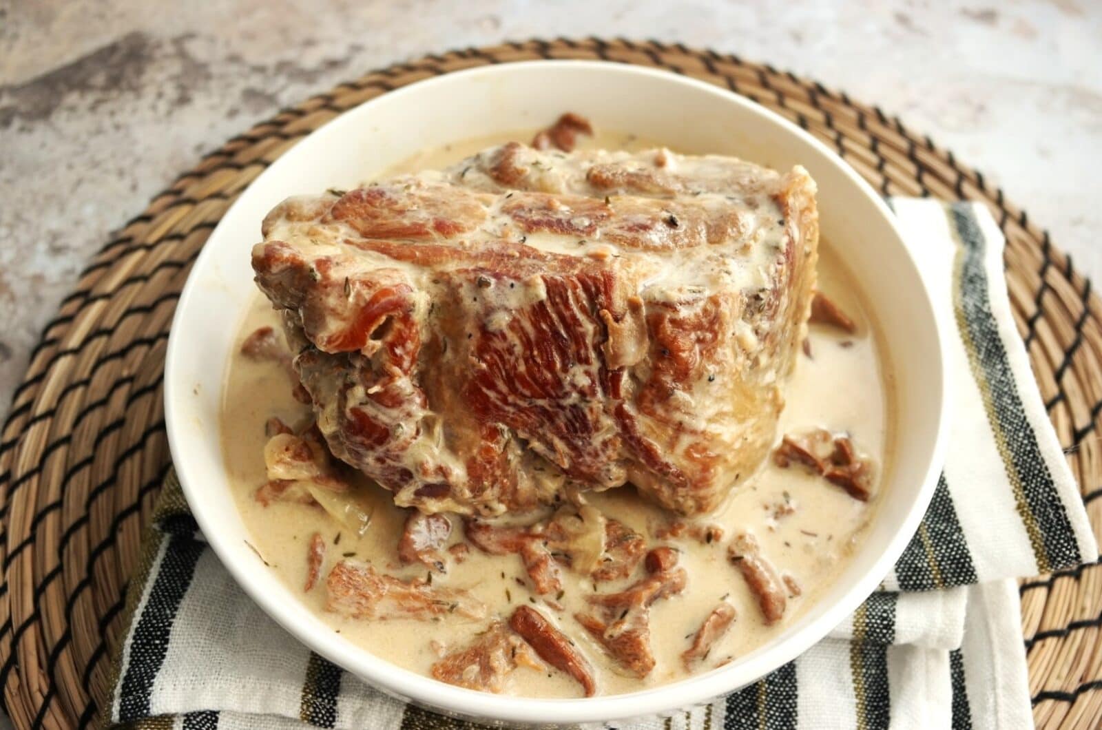 Rôti de porc aux girolles et à la crème